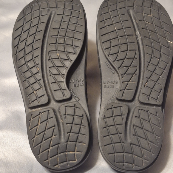 OOFOS Women's Size 9 Bronze Glitter Slip-On Clogs - Picture 7 of 10